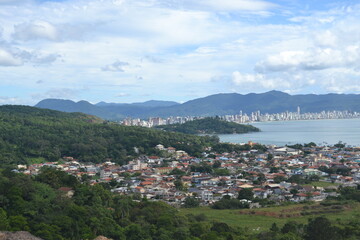 Obraz premium view of city in state of santa catarina brazil with view of the sea in brazil