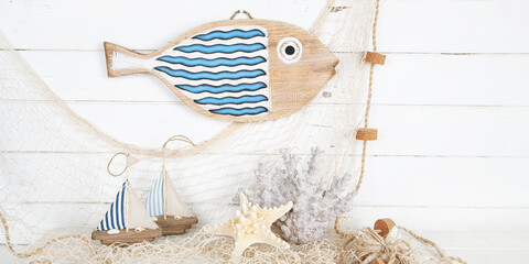 Maritime Dekoration aus Holz: Fisch, Segelboot, Muscheln und Seesterne in blau weiß