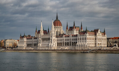 Obraz premium View of the river, architecture, the city of Budapest and the parliament in Hungary