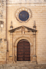 Puerta lateral y rosetón de la catedral de Badajoz 