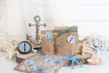 Maritim mediterrane Dekoration mit Papiertüten, Stickern, Anker und Kompass: Verpackung