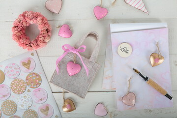 Verliebt: Rosa rote Herzen mit Liebesbrief und Geschenk - Verpackung auf weißem Holz Hintergrund