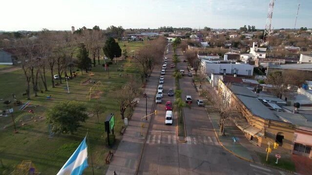 Bandera Argentina Flameando en la plaza central de una ciudad rural, Urdinarrain, Entre R&iacute;os, Argentina 