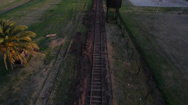 V&iacute;as de tren vieja en peque&ntilde;a ciudad rural un atardecer vista de dron. Urdinarrain, Entre R&iacute;os, Argentina.