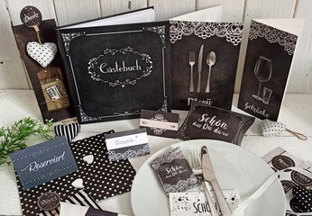 Tischdekoration Feste in schwarz weiß mit Tischkarten, Gästebuch, Menükarte, Gastgeschenk