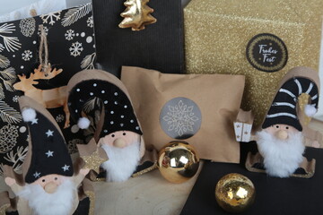 Weihnachtliche Dekoration mit Wichtel Figuren in schwarz weiß mit Geschenke zu Weihnachten