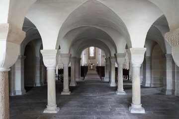 Fototapeta premium Klosterkirche mit weißen Rundbogensäulen in Wahlsburg-Lippoldsberg