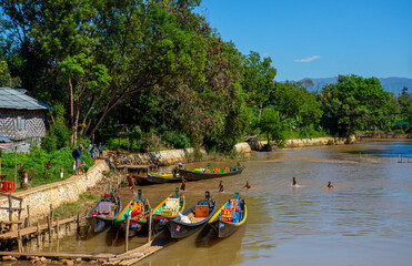 Obraz premium Mandalay, Myanmar, November 22, 2016: Myanmar people traveling by boat