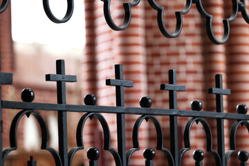 Wykute w stali ozdoby na bramie do kościoła. - obrazy, fototapety, plakaty