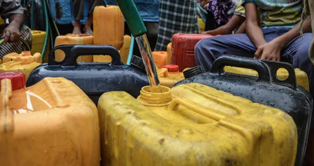 Fotobehang Stifling water crisis due to the ongoing war in Yemen, Taiz  © akram.alrasny