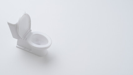 トイレのイメージ│ミニチュアの洋式トイレ 白背景