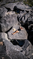 Mulher nas formações rochosas do Vale da Lua, na chapada dos Veadeiros em alto paraíso de Goiás