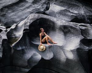Mulher nas formações rochosas do Vale da Lua, na chapada dos Veadeiros em alto paraíso de Goiás