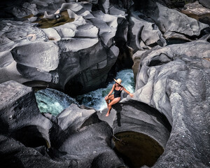 Mulher nas formações rochosas do Vale da Lua, na chapada dos Veadeiros em alto paraíso de Goiás