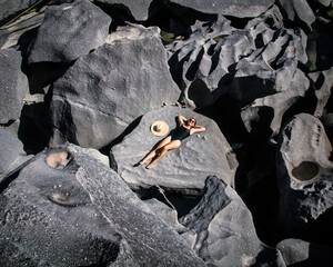 Mulher nas formações rochosas do Vale da Lua, na chapada dos Veadeiros em alto paraíso de Goiás