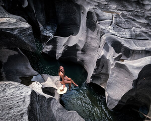 Mulher nas formações rochosas do Vale da Lua, na chapada dos Veadeiros em alto paraíso de Goiás
