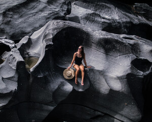 Mulher nas formações rochosas do Vale da Lua, na chapada dos Veadeiros em alto paraíso de Goiás