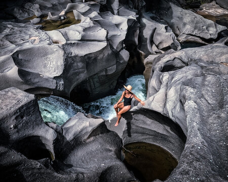 Mulher nas forma&ccedil;&otilde;es rochosas do Vale da Lua, na chapada dos Veadeiros em alto para&iacute;so de Goi&aacute;s