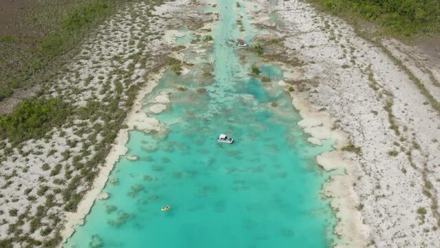 Vue drone d'une rivi&egrave;re turquoise au Mexique