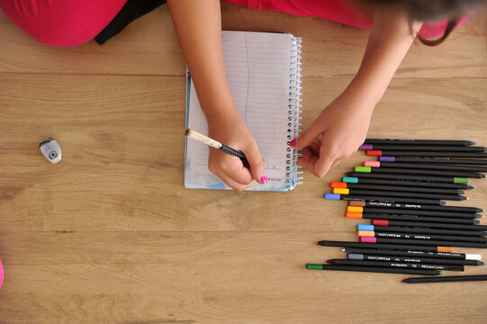 crian&ccedil;a fazendo tarefa escolar 