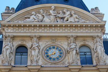 Obraz premium Giant clock on the facade of a building in Paris .