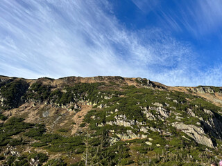 Widok z podnóża góry na szczyt w słoneczny dzień