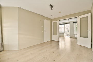 an empty living room with wood flooring and white walls in the room is very clean, but there is no light