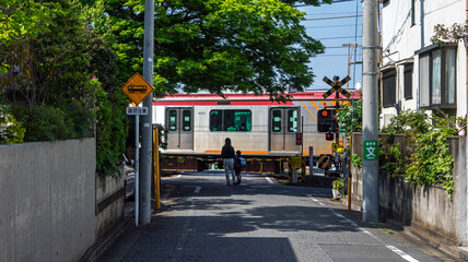 Fototapeta na wymiar 踏切を通過する電車