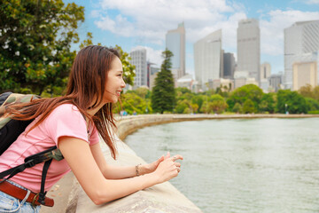 都心から近いシドニーの海辺で景色を眺める女性の横顔