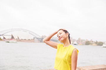 首のストレッチをする日本人女性