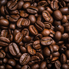 Obraz premium Illustration of roasted coffee beans closeup on dark background. Beautiful roasted brown coffee beans background. 3D realistic illustration. Creative AI