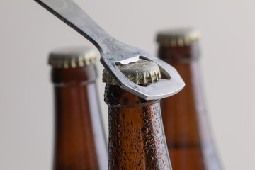 瓶ビールの栓を抜く手元　bottled beer