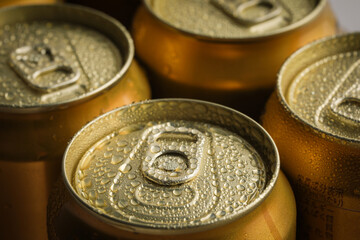 氷で冷えた缶ビール　beer