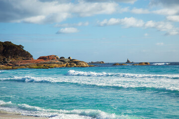 Naklejka premium Clear blue turquoise ocean, white sand beach and orange rocks at Bay of fire, a bay in Tasmania
