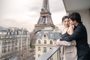 Fototapeta premium Couple tourists in front of the Eiffel tower, Paris.