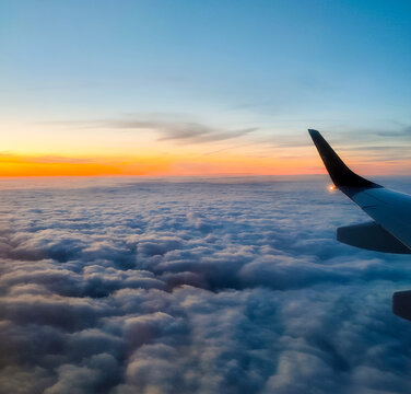 Morgenhimmel über einer Wolkendecke, vom Flugzeug aus gesehen