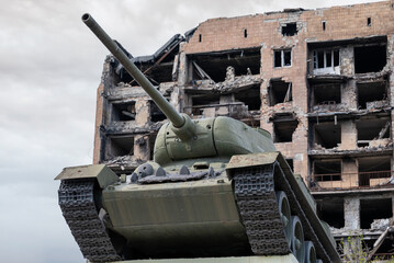 Fototapeta na wymiar military tank on a city street in Ukraine