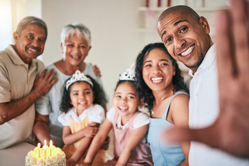 Obraz premium Birthday, selfie and big family in living room with cake, happy and excited for celebration at home. Portrait, smile and grandparents, kids and parents at party, pose and together for profile picture