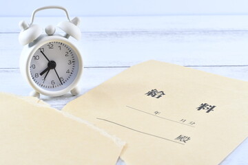 給料袋と時計で失業給付期間のイメージ