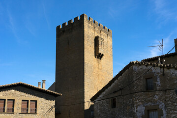 Obraz premium Defense medieval tower in the beautiful village of Sos del Rey Catolico, Huesca province, Aragon, Spain.