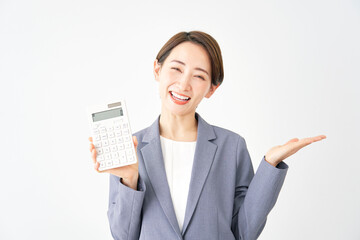 電卓を持って右を手のひらで指すビジネスウーマン　白背景