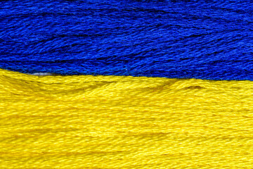 Flaga Ukrainy w kolorach niebiesko-żółta stworzona ze sznurków w ujęciu makro