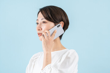 スマホで電話する女性