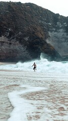 Obraz premium there is a man who is standing in the ocean surf