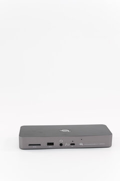 immagine editoriale illustrativa di periferica dock protocollo Thunderbolt 4 di OWC su superficie bianca, vista anteriore
