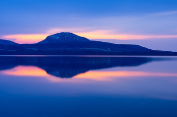 夜明けの空を湖面に反射する湖。北海道の屈斜路湖。