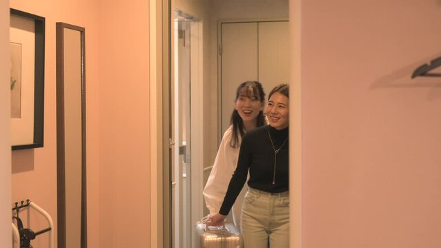 ホテルの部屋に入室する旅行客の女性達