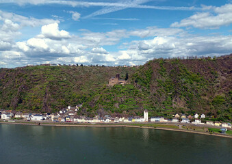 Blick auf St. Goarshausen und die Burg Katz am Rhein im Oberen Mittelrheintal vom Wanderweg Traumschleife Mittelrhein, nominiert als Deutschlands schönster Wanderweg 2023.