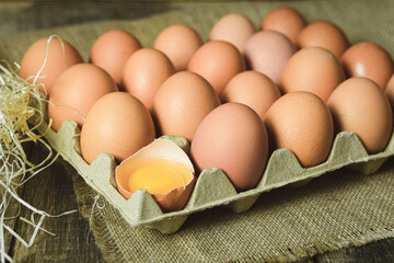 Freshly picked chicken eggs on a rustic background © Jan Kravа