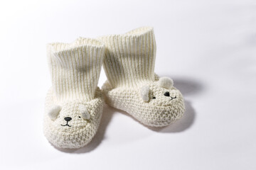 Pequeños zapatos de lana de bebé decorados con cara de animal